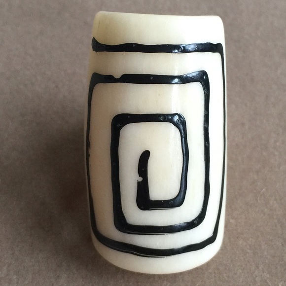 Bull Horn Cocktail Ring With Abstract Motive - Picture 4 of 5